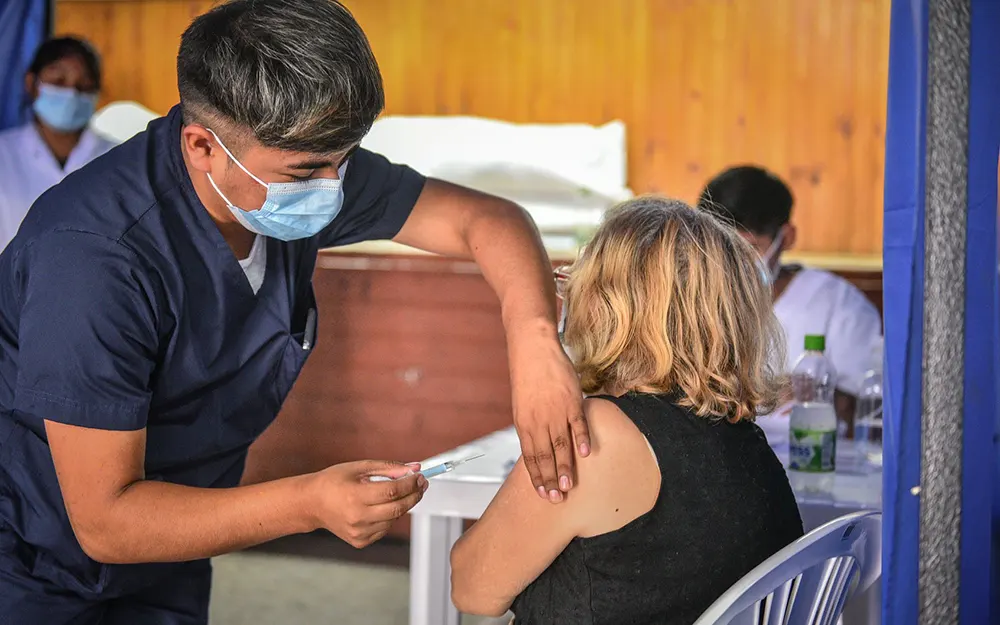 Covid-19: quiénes deben inmunizarse y dónde se aplica la vacuna en Escobar
