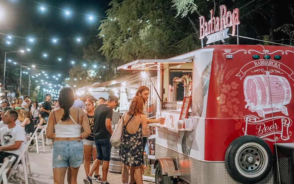 La calle Mendoza vuelve a vestirse de fiesta: se viene la Peatonal de la Cerveza