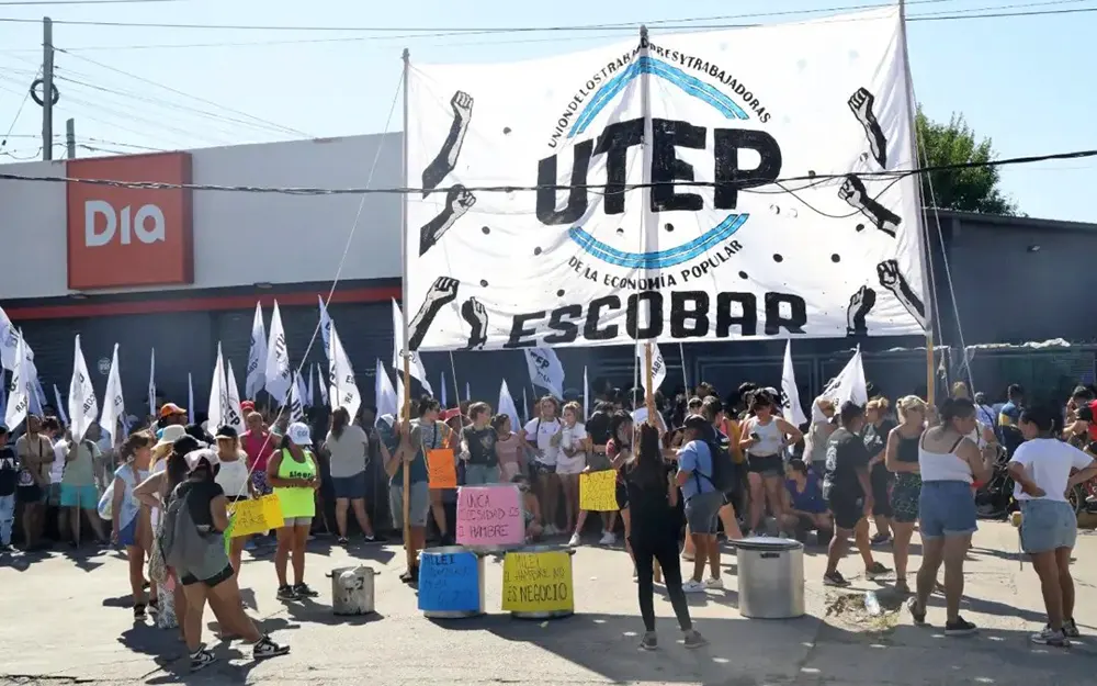 Movimientos sociales pidieron mercaderías en un supermercado de la ruta 26