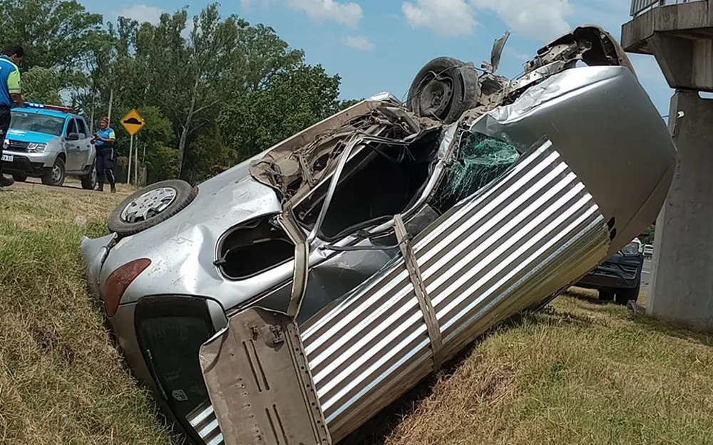 Impresionante vuelco de un auto en un puente peatonal de Loma Verde