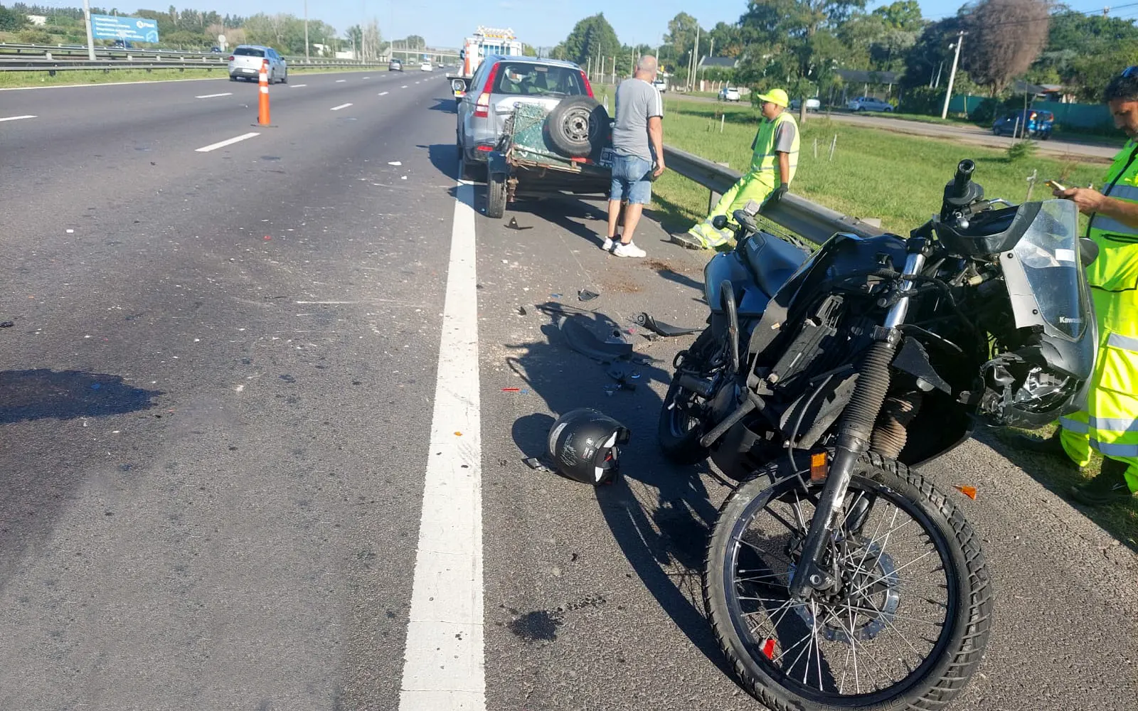 la moto y el auto involucrados en el accidente