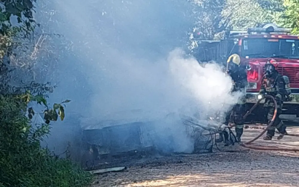 Explosión, fuego y susto en El Cazador: se incendió una camioneta con GNC