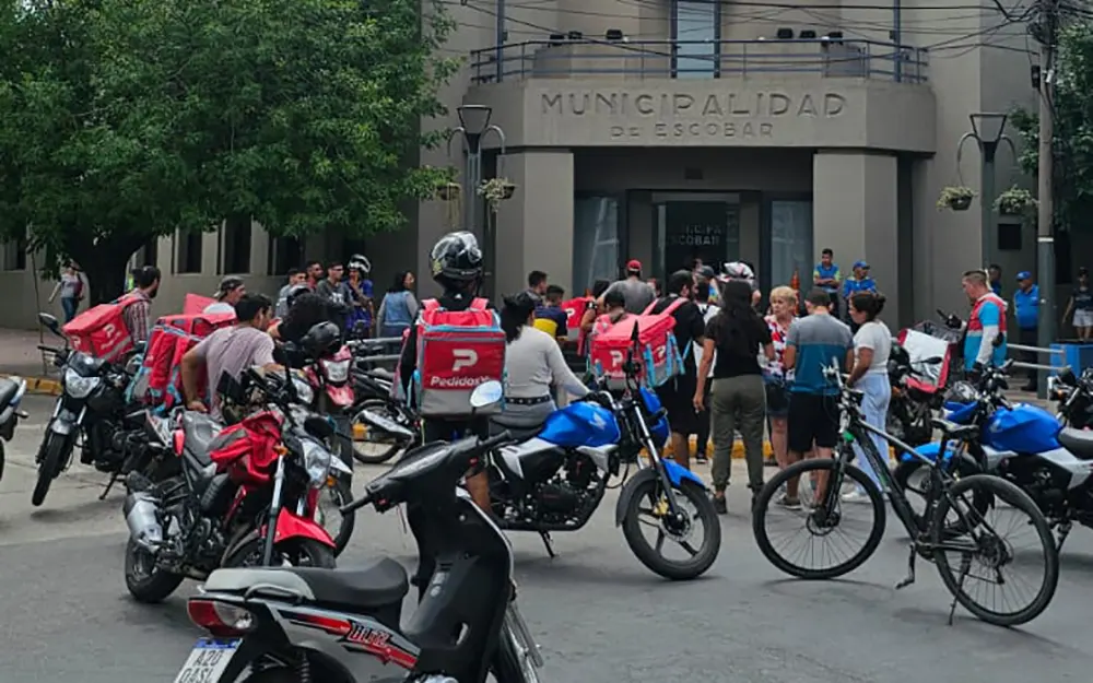 Repartidores de Pedidos Ya reclamaron seguridad en el Palacio Municipal