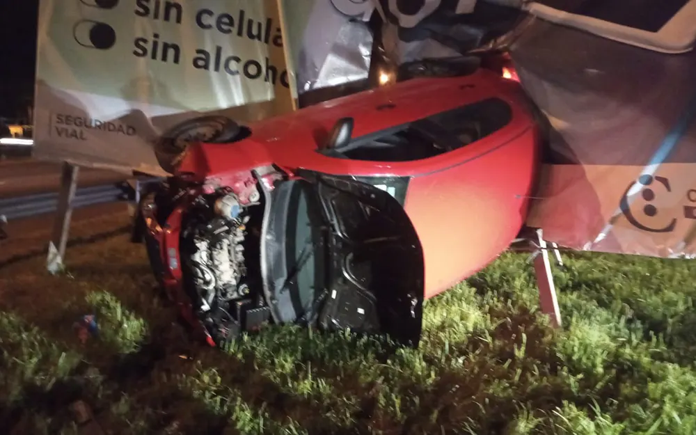 Auto volcó en Panamericana y se estrelló contra un cartel de seguridad vial
