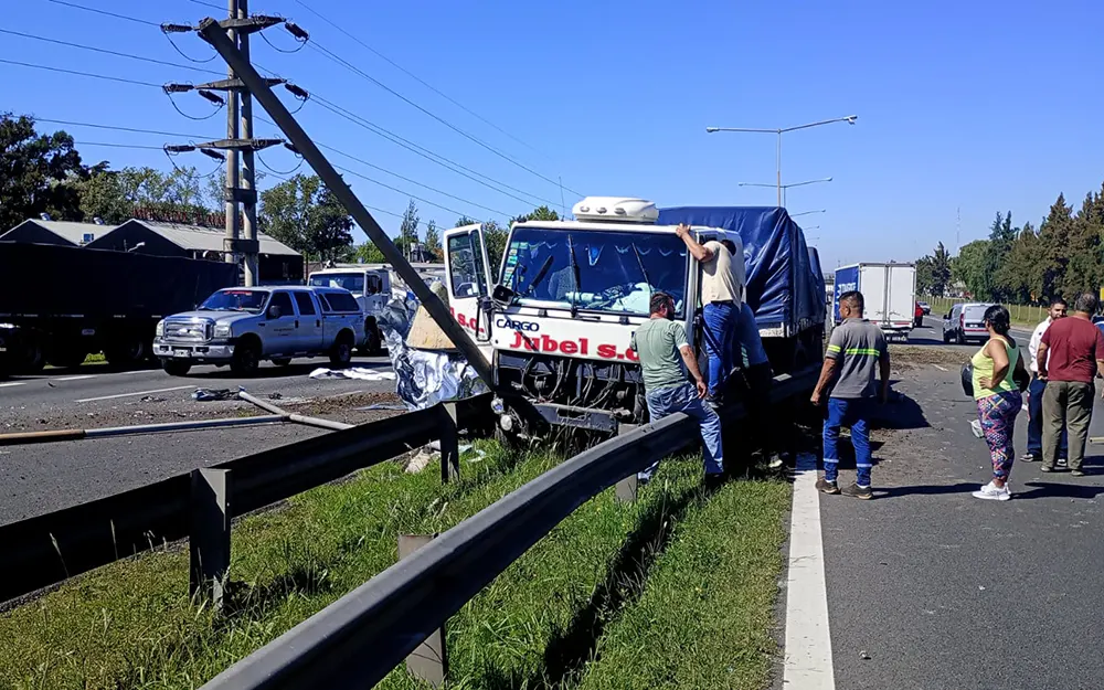 Pinchó una rueda en la Panamericana y no causó una tragedia de milagro