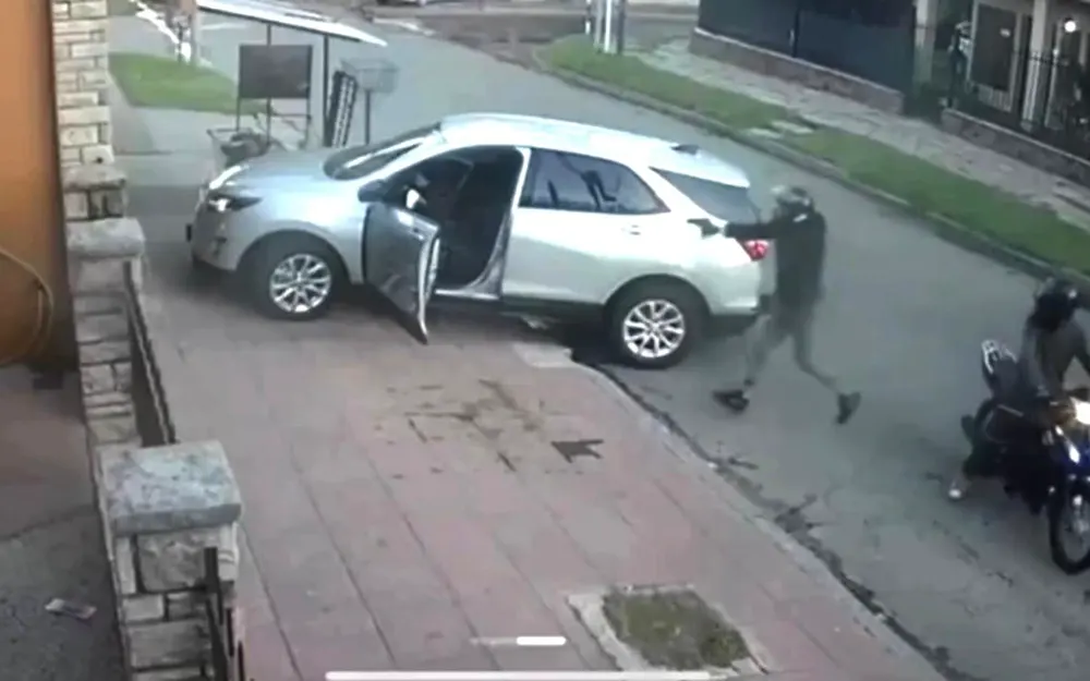 Motochorros roban un auto a mano armada en Garín: la filmación del hecho