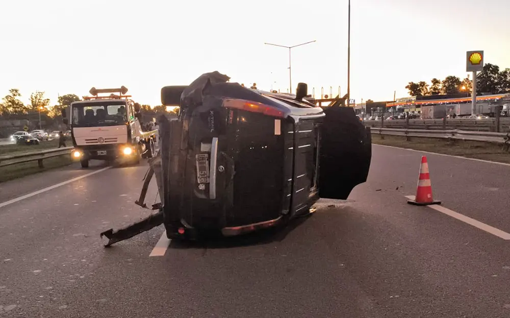 Accidente en la autopista: dos autos chocaron y uno volcó en el carril central