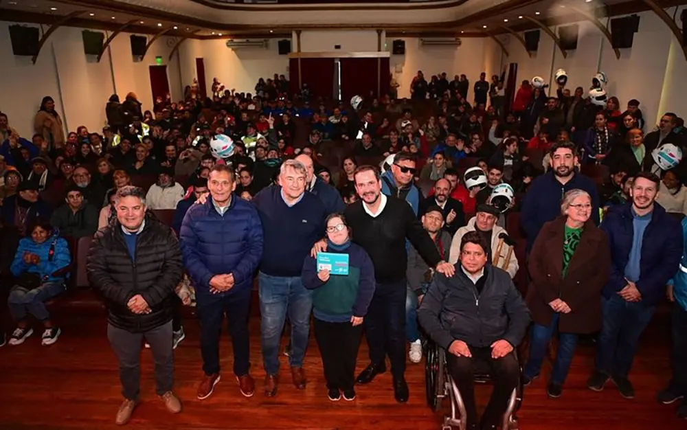 La Provincia entregó pases multimodales y cascos para repartidores en Escobar
