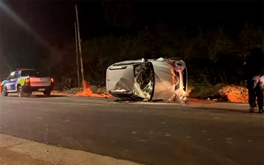 Automovilista chocó contra un montículo de tierra y volcó en la ruta 26