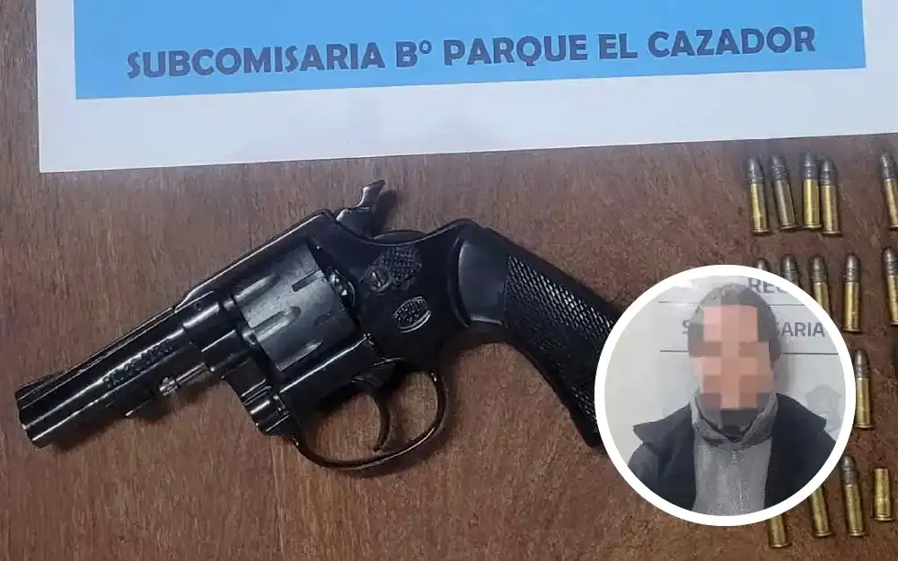 la mujer detenida y el revólver con el que atacó a su ex pareja