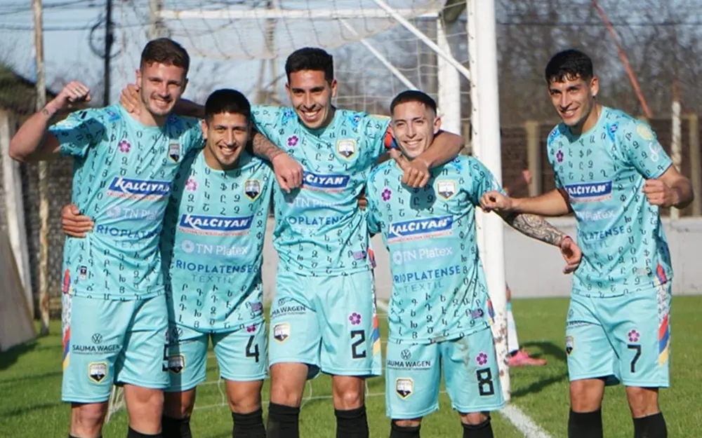 Primera B: Armenio goleó a Argentino de Merlo y quedó como único escolta