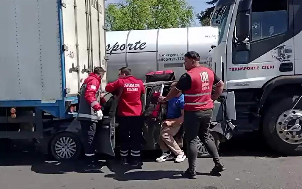 Panamericana y ruta 26: automovilista quedó atrapado entre dos camiones