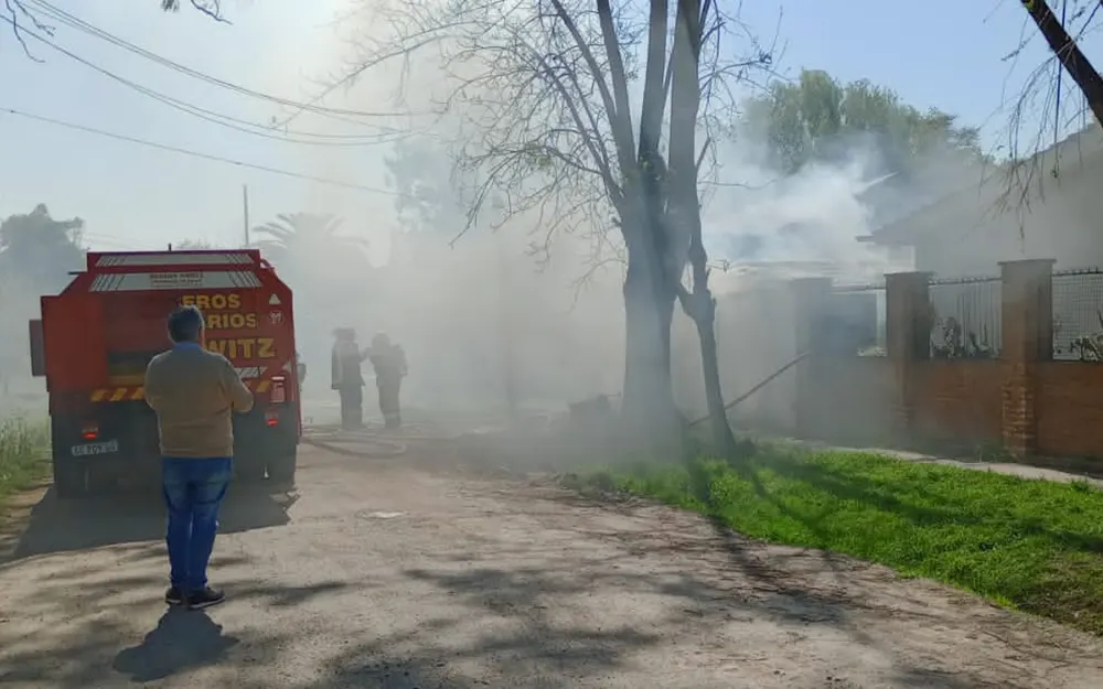 bomberos combaten el fuego en una vivienda