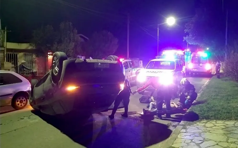 auto volcado sobre la calle