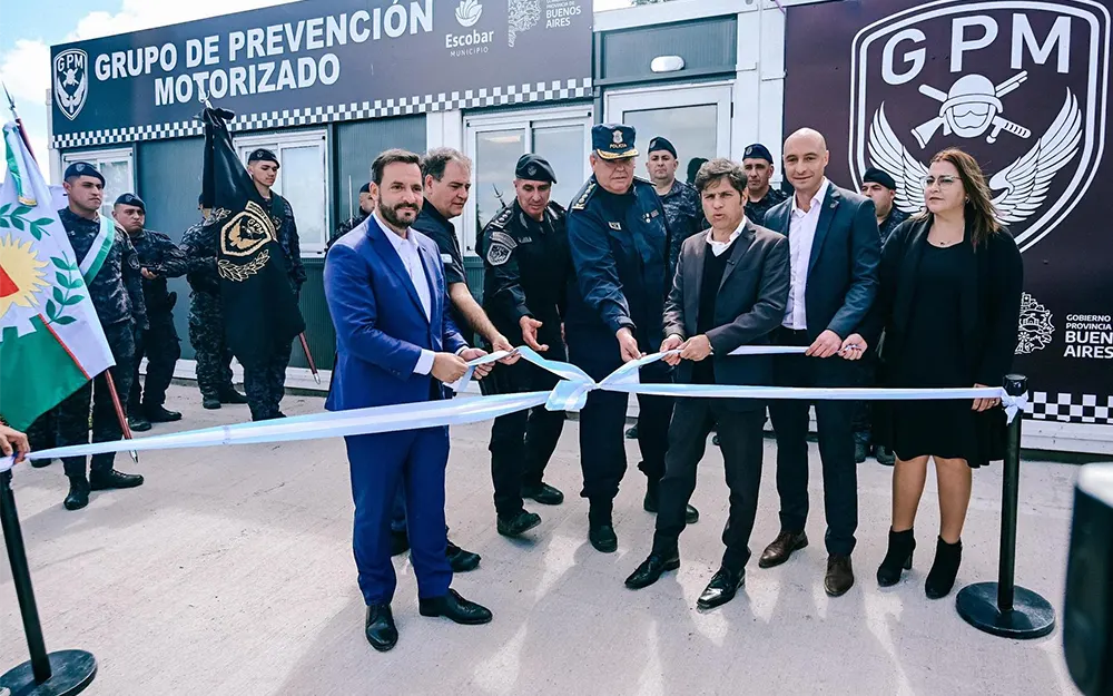 autoridades realizan el corte de cintas de la nueva base policial