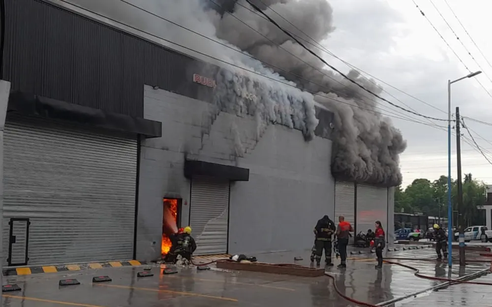 Voraz incendio en una ferretería industrial de la entrada a El Cazador