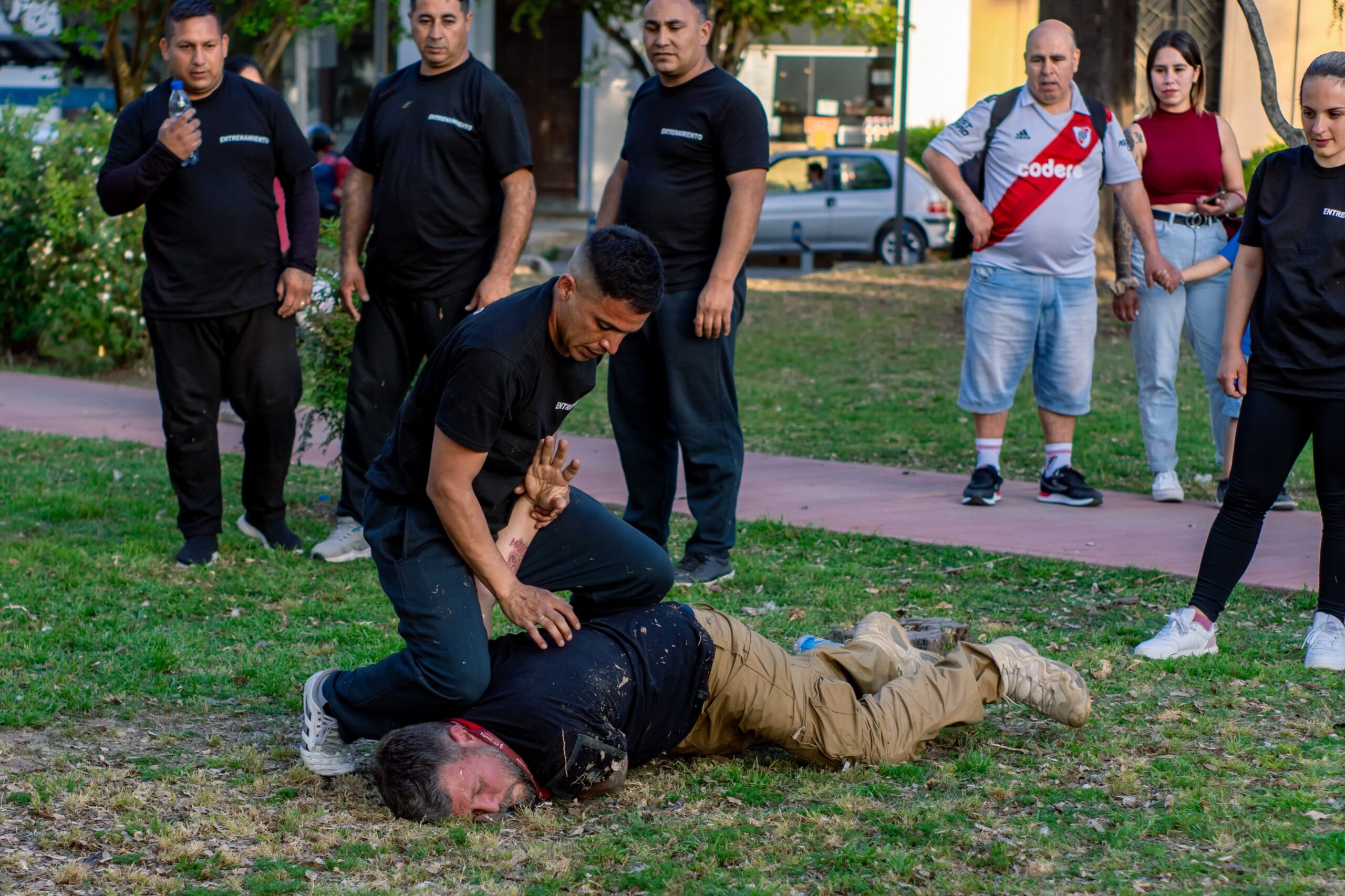 entrenamiento de la policía municipal en la plaza de escobar