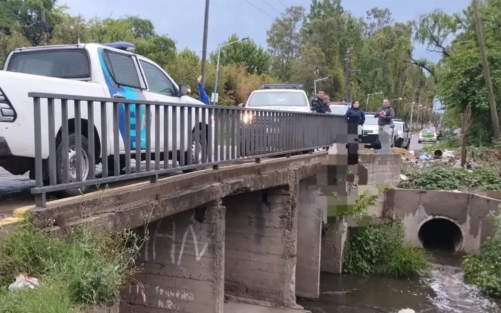 Conmoción por el suicidio de un joven en el puente del Arroyo Garín