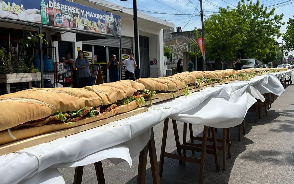 Escobar entró al Guinness con el sándwich de milanesa más grande del mundo