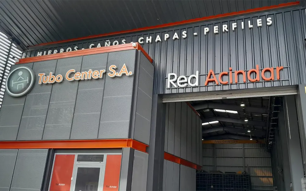 Frente del local de Tubo Center en Escobar con la cartelería de Red Acindar