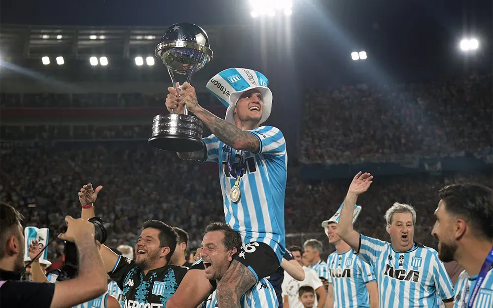 Bruno Zuculini festeja en andas con la Copa Sudamericana